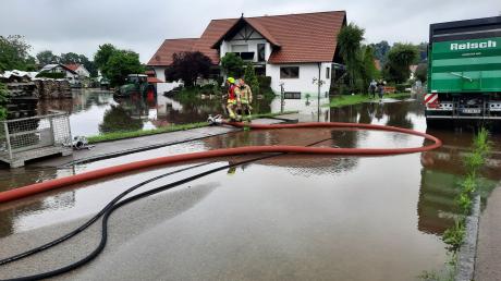 Bereits am Sonntagmorgen stand das Wasser in einigen Häusern des Rehlinger Ortsteils Oberach bis zur Kellerdecke. 