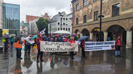 Nicht angemeldet war diese Demo von Klimaaktiven in Ulm vor dem Rathaus.