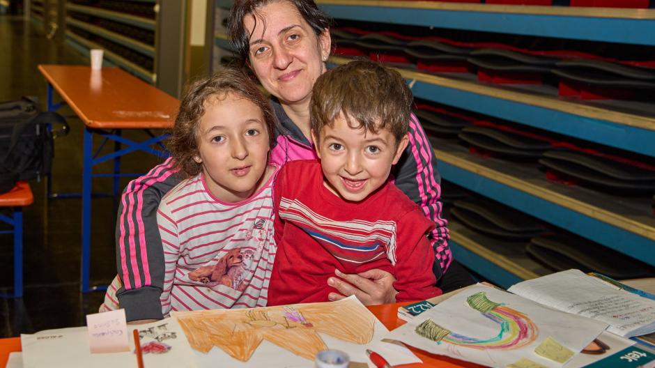 Karzyna Zaouati und ihre Kinder Sabrina und Nizar aus Nordendorf vertreiben sich die Zeit in der Notunterkunft an der Messe Augsburg mit Bilder malen und Deutsch lernen.