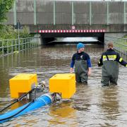 Hochwasser_2024
Rettungskräfte von der Feuerwehr Schweinfurt pumpen die Bahnunterführung an der Friedenaustraße aus.

