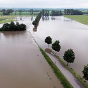 Immer mehr Straßen im nördlichen Landkreis Augsburg, wie hier zwischen Markt und Meitingen, mussten in der Nacht zum Montag sowie im  Laufe des Montags wegen Überflutung gesperrt werden.