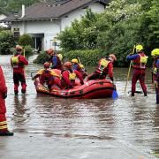 Evakuierung in Günzburg: Feuerwehr und Wasserwacht retten Menschen am Sonntag vor den Fluten.