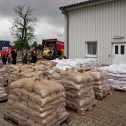Die Oettinger Feuerwehr füllt Sandsäcke ab.