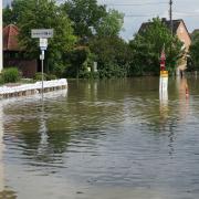 Die Ortsstraße in Peterswörth steht komplett unter Wasser.