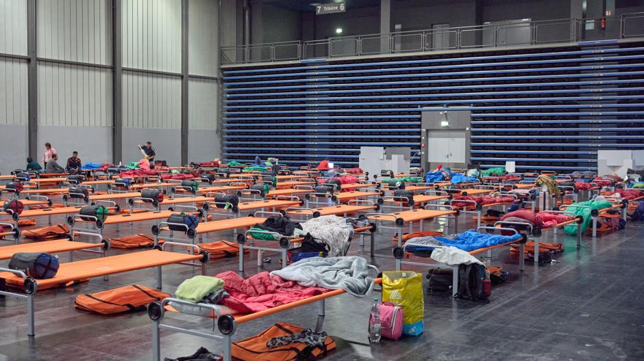 Feldbetten mit Schlafsäcken bilden den Schlafraum in der Notunterkunft an der Augsburger Messe. Inzwischen sind dort deutlich weniger Menschen untergebracht.