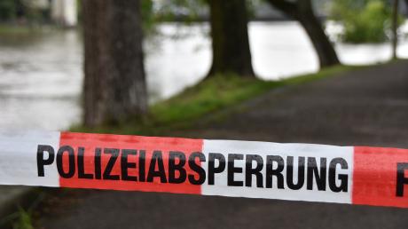 Die Polizei hat am Sonntagnachmittag die Fußwege entlang der Donau und der Wörnitz in Donauwörth abgesperrt, damit niemand den reißenden Fluten zu nahe kommt.