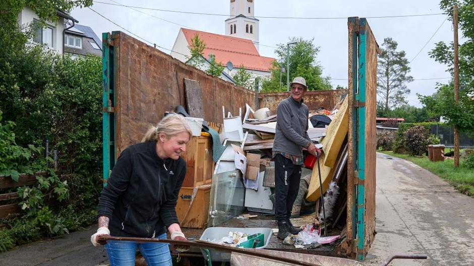 Die Gemeinde Diedorf hatte auch in Anhausen Container aufgestellt, in die Betroffene des Hochwassers die zerstörten Gegenstände werfen konnten. Claudia Diller etwa warf Überreste aus der Wohnung ihrer Mutter weg und auch Hans Bröll hatte einiges zu entsorgen.