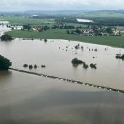 Die Lage in den Hochwassergebieten ist enorm angespannt. Unser Luftbild zeigt Zusum.