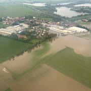 Der Ort Hamlar samt dem Grenzebach-Werk ist fast komplett vom Hochwasser des Egelseebachs eingeschlossen.