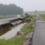 Die neu gebaute Staatsstraße 2019 zwischen Deisenhausen und dem Glaserhof wurde durch das Hochwasser übel zugerichtet. Sie bleibt gesperrt.