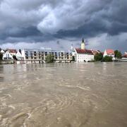 Der Himmel droht von oben und das Wasser von unten. In Lauingen musste das Seniorenheim der Hospitalstiftung evakuiert werden.