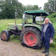 Rosemarie Gütinger vor ihrem Traktor mit aufgebohrten Reifen in Babenhausen.