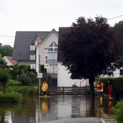 Während im Westen des Augsburger Lands bereits die Aufräumarbeiten laufen, stehen in Nordendorf die Straßen noch unter Wasser. Betroffene können teilweise seit Tagen nicht in ihre Häuser.