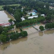 Die Liegewiesen, Becken und Freiflächen im Brandlbad in Neuburg sind überflutet. Um 7.30 Uhr stieg die Donau über 6.25 Meter und die Becken wurden überschwemmt. 
