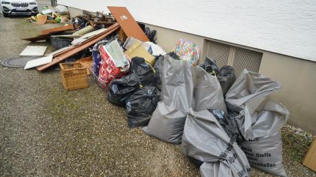Das ist nur ein Bruchteil der Gegenstände, die das Hochwasser in einem Haus an der Pfarrer-Steinacker-Straße im Aichacher Stadtteil Ecknach unbrauchbar machte. 