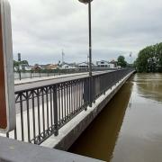 Der Fluss - hoch, wie selten zuvor. Die Scheitelwelle der Donau war der Unsicherheitsfaktor Nummer eins im Stadtgebiet am Montag. 