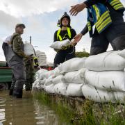 Soldaten der Bundeswehr errichten gemeinsam mit zivilen Feuerwehrkräften eine Barriere aus Sandsäcken. Der Landkreis Dillingen bat die Bundeswehr um Unterstützung bei der Bekämpfung des Hochwassers. 
