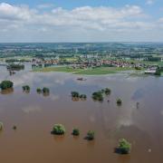 Das Hochwasser kommt Auchsesheim (Landkreis Donau-Ries) am Dienstag bedrohlich nahe.