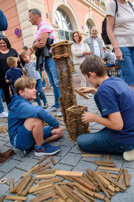 Straßenkünstlerfest Dillingen Matti und Maximilian bauen beim Spielmobil einen beachtlich hohen Turm aus Holzstäben.
