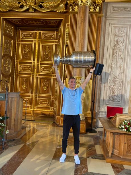 Hoch das Ding: Der gebürtige Augsburger Nico Sturm reckt im Rathaus die Stanley-Cup-Trophäe nach oben.