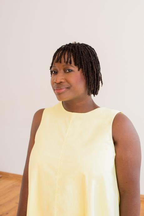 Die Kulturwissenschaftlerin Olaolo Fajembola engagiert sich für eine diverse Kinderliteratur.