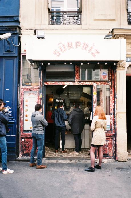 De longues files d'attente se forment régulièrement devant le kebab allemand Sürpriz à Paris.