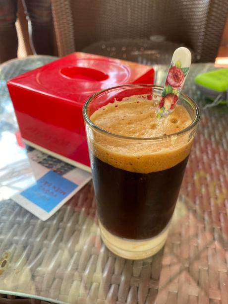 El café con huevo es una bebida popular en Vietnam.  El café se elabora con espuma de yema de huevo y leche condensada. "corona".