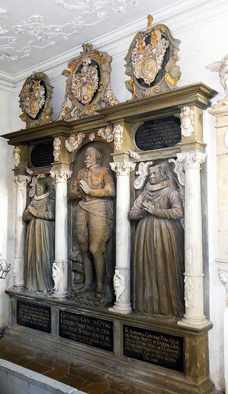 Aus den Jahren 1620/21 stammt dieses Grabdenkmal für Graf Gottfried von Oettingen-Oettingen, Johanna von Hohenlohe und Barbara von Pfalz-Neuburg in der Harburger Schlosskirche.