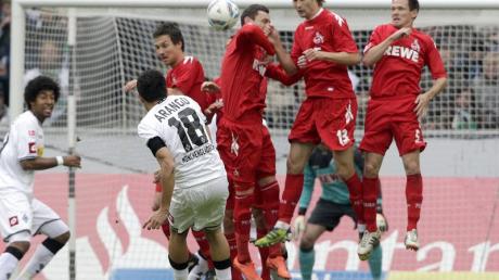 Juan Arango (v) erzielt per Freistoß das 1:0. Foto: Roland Weihrauch dpa