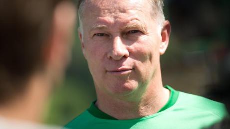 Augsburg-Manager Stefan Reuter gibt als Saisonziel den Nichtabstieg aus.