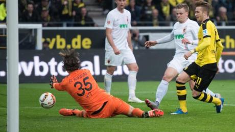 Dortmunds Marco Reus (r) erzielt gegen Torhüter Marwin Hitz von Augsburg das 3:0.