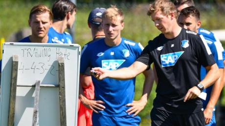 Hoffenheims Trainer Julian Nagelsmann erklärt den Spielern seine Taktik.