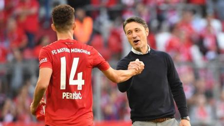 Bayerns Trainer Niko Kovac feiert mit Neuzugang Ivan Perisic (l) ein Tor.