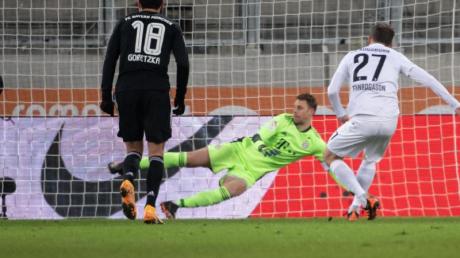 Manuel Neuer (M.) hatte auch Glück, dass der Augsburger Alfred Finnbogason einen Elfmeter gegen den Pfosten schoss.