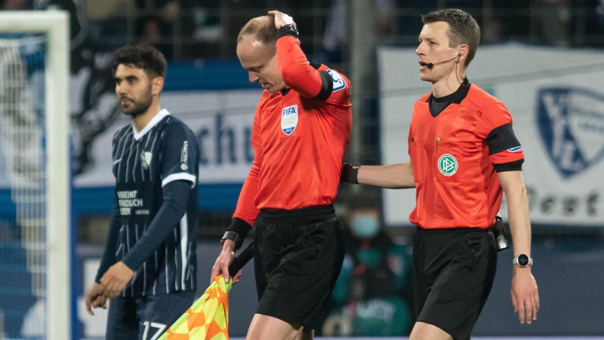 #Spiel abgebrochen: Bochums Boss nach Becherwurf: „Wie doof kann man sein?“