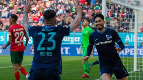 Suat Serdar (r) und Marco Richter feierten mit Hertha einen wichtigen Sieg in Ausgburg.