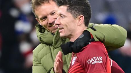 Würde sehr gern weiter mit Robert Lewandowski (r) planen: Münchens Trainer Julian Nagelsmann.
