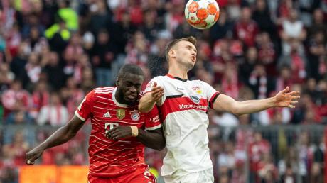 Dayot Upamecano vom FC Bayern München (l) und Sasa Kalajdzic von Stuttgart kämpfen im Kopfballduell um den Ball.
