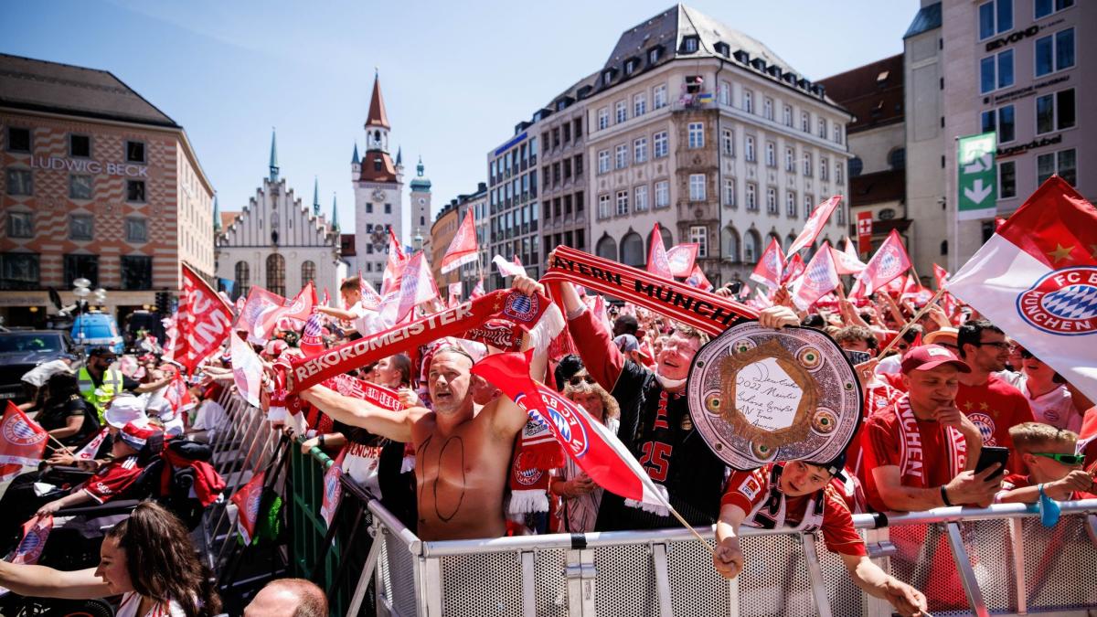 #FC Bayern: 10.000 Fans rufen „Lewa bleib“ bei Meisterfeier auf dem Marienplatz