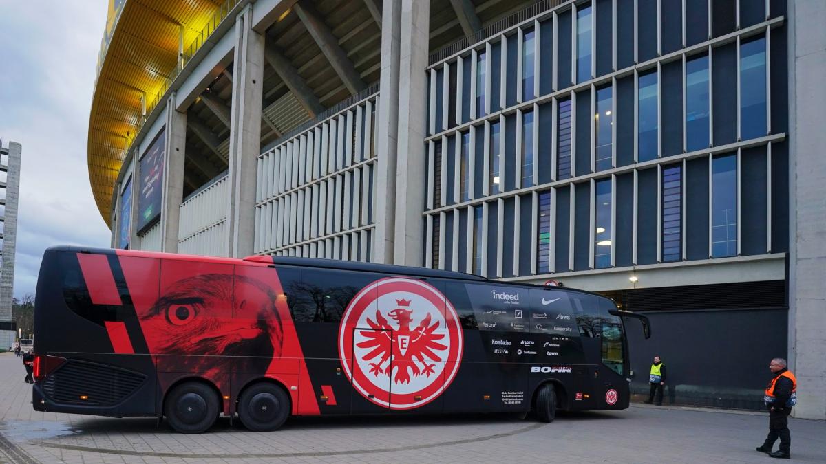 #Verrücktes Eintracht-Jahr: Frankfurt: Von Trio-Abgang über Camp Nou bis Triumph