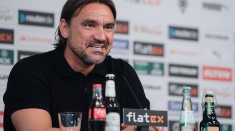 Daniel Farke wird bei einer Pressekonferenz von Borussia Mönchengladbach als neuer Trainer vorgestellt.