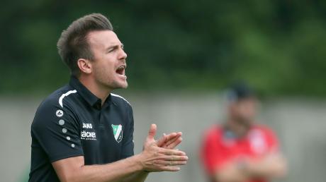 Der FC Augsburg hat Interesse an einer Verpflichtung von Trainer Enrico Maaßen.