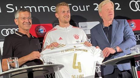 Bei einem Medientermin des FC Bayern wird Neuzugang Matthijs de Ligt (M) von Vorstandschef Kahn (r) und Präsident Hainer vorgestellt.