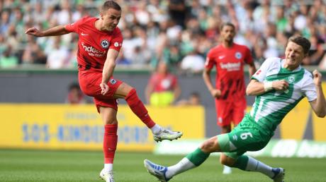 Frankfurts Mario Götze (l) erzielt gegen Werders Jens Stage das Frankfurter 1:0.