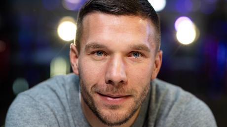 Der frühere Fußball-Nationalspieler Lukas Podolski lächelt in die Kamera.