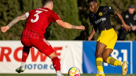 Dortmunds Youssoufa Moukoko (r) im Testspiel gegen Fortuna Düsseldorf.