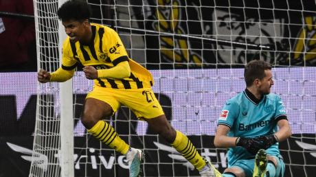 Dortmunds Karim Adeyemi feiert seinen Treffer gegen Leverkusen.