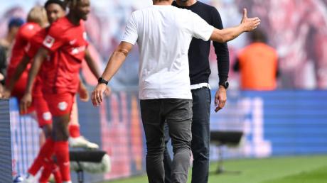 Dortmunds Trainer Edin Terzic (l) und Leipzigs Coach Marco Rose treffen im Topduell aufeinander.