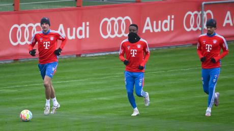 Thomas Müller, Bouna Sarr und Leroy Sané (l-r) beim Training.