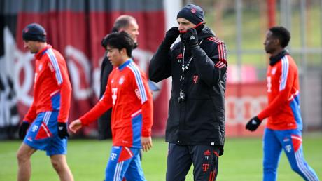Hat beim FC Bayern losgelegt: Bayern-Coach Thomas Tuchel (2.v.r).